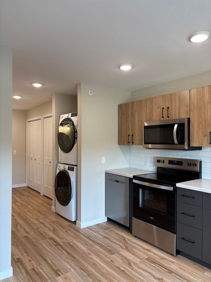 Alexandria Apartment: 1829 Oakview Ave SE