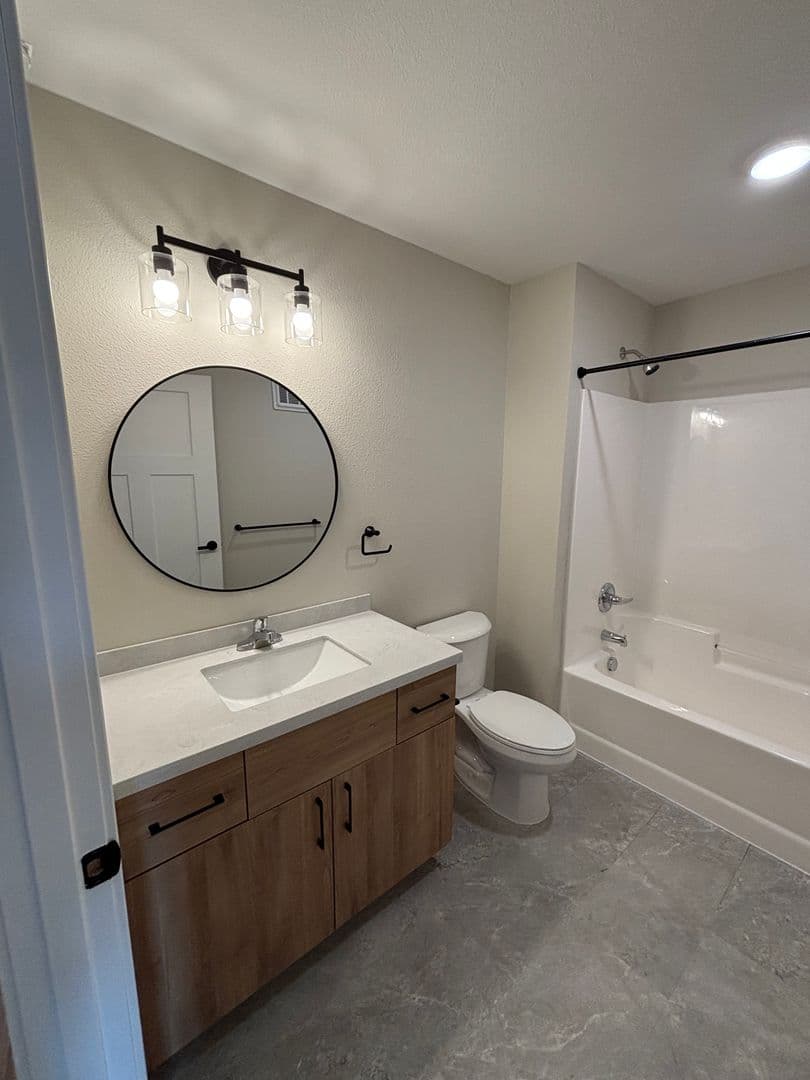 Alexandria Apartment: 1829 Oakview Ave SE