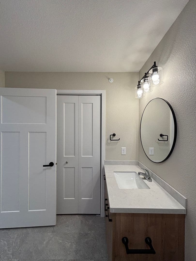Alexandria Apartment: 1829 Oakview Ave SE