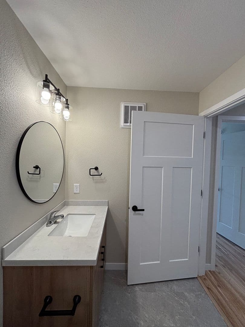 Alexandria Apartment: 1829 Oakview Ave SE