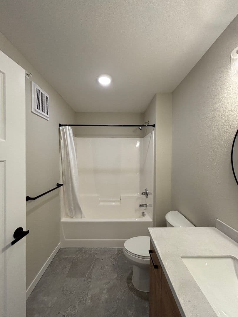 Alexandria Apartment: 1829 Oakview Ave SE
