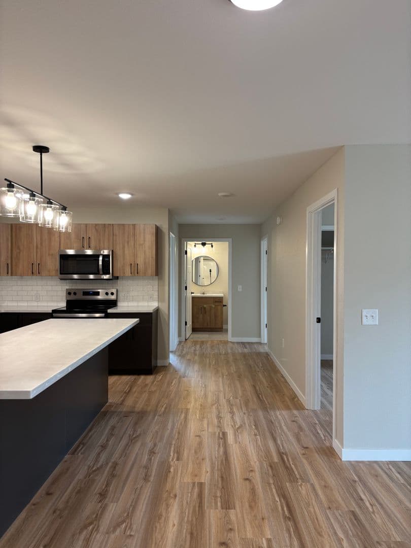 Alexandria Apartment: 1829 Oakview Ave SE