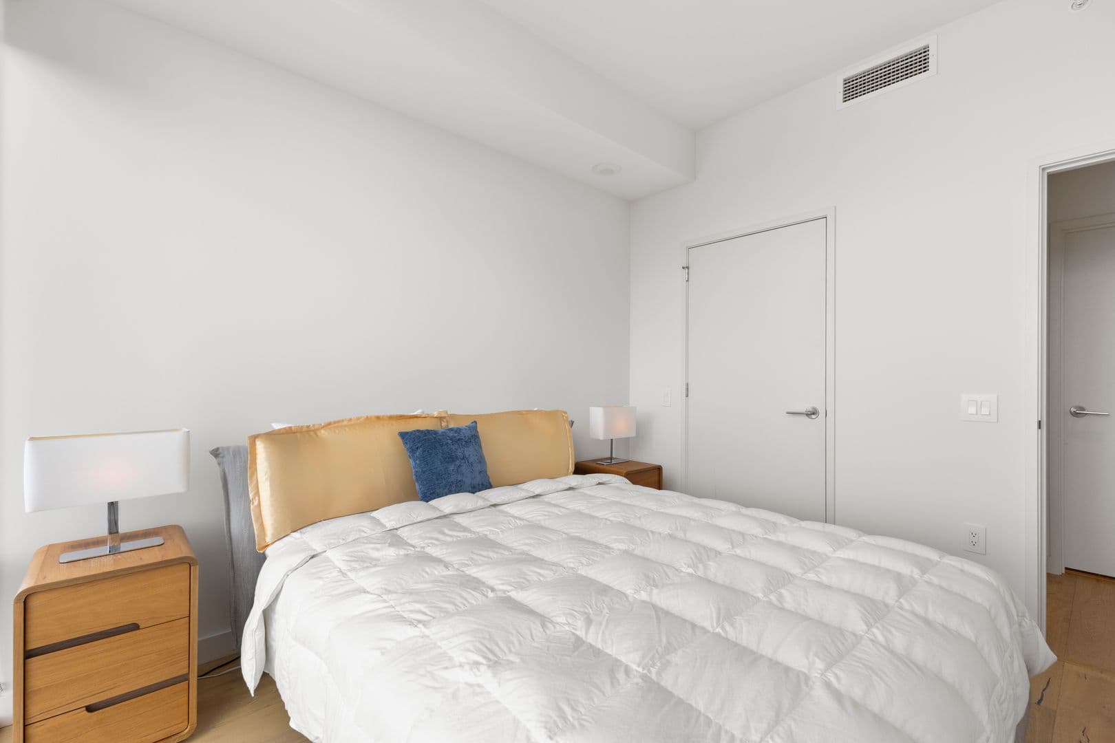 Honolulu Condo: 1001 Queen St. #4007
