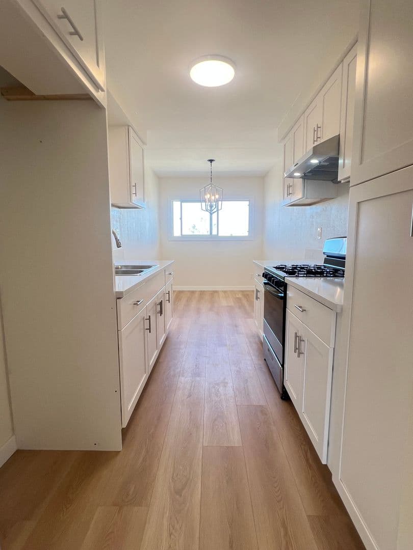 Lomita Apartment: 25326 Oak Street