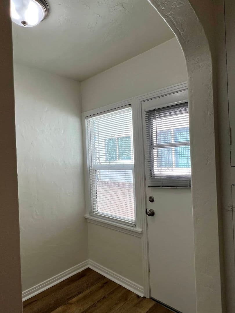 San Pedro Apartment: 1263-1265-1/2 West 8th Street