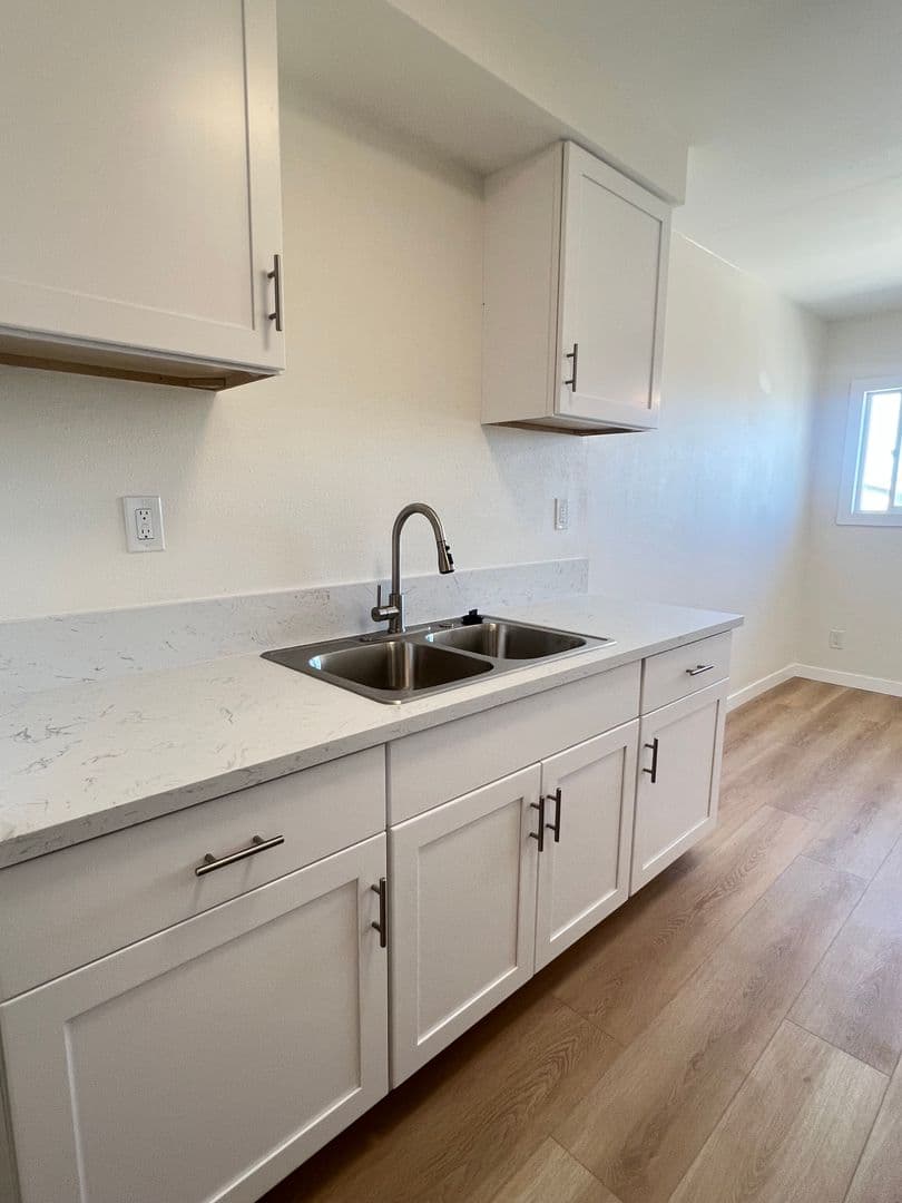 Lomita Apartment: 25326 Oak Street