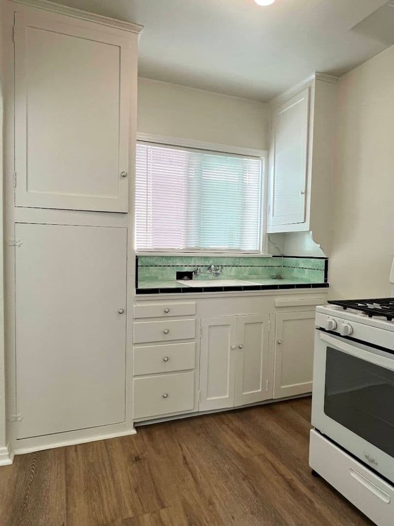 San Pedro Apartment: 1263-1265-1/2 West 8th Street