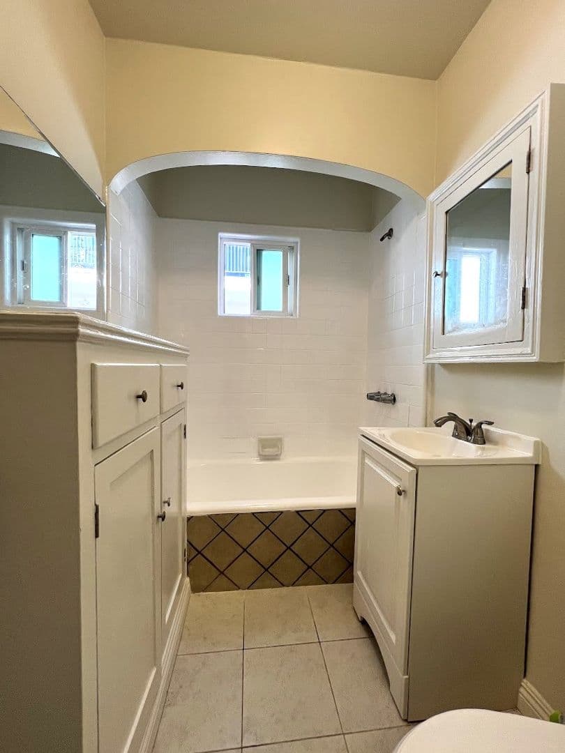 San Pedro Apartment: 1263-1265-1/2 West 8th Street
