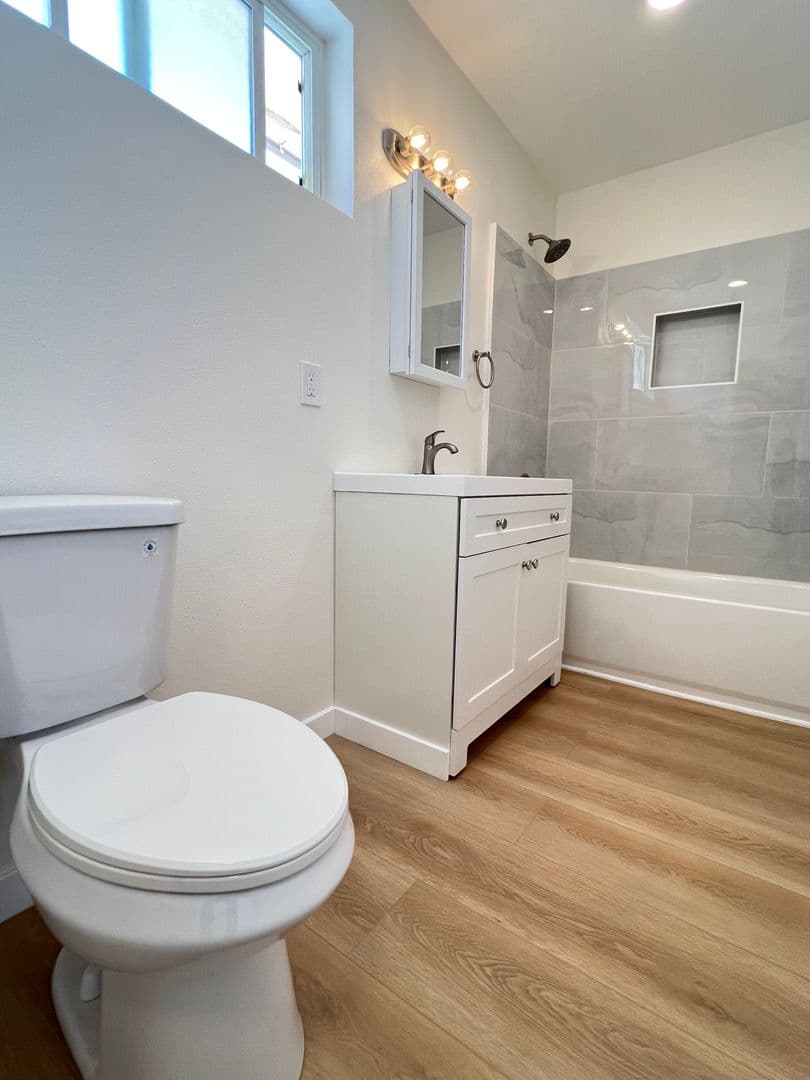 Lomita Apartment: 25326 Oak Street