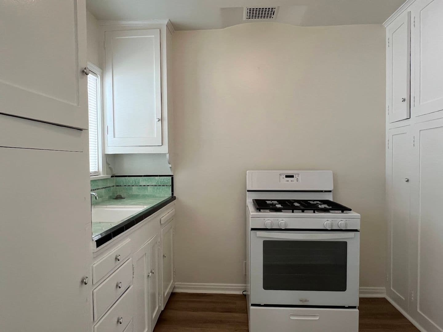 San Pedro Apartment: 1263-1265-1/2 West 8th Street