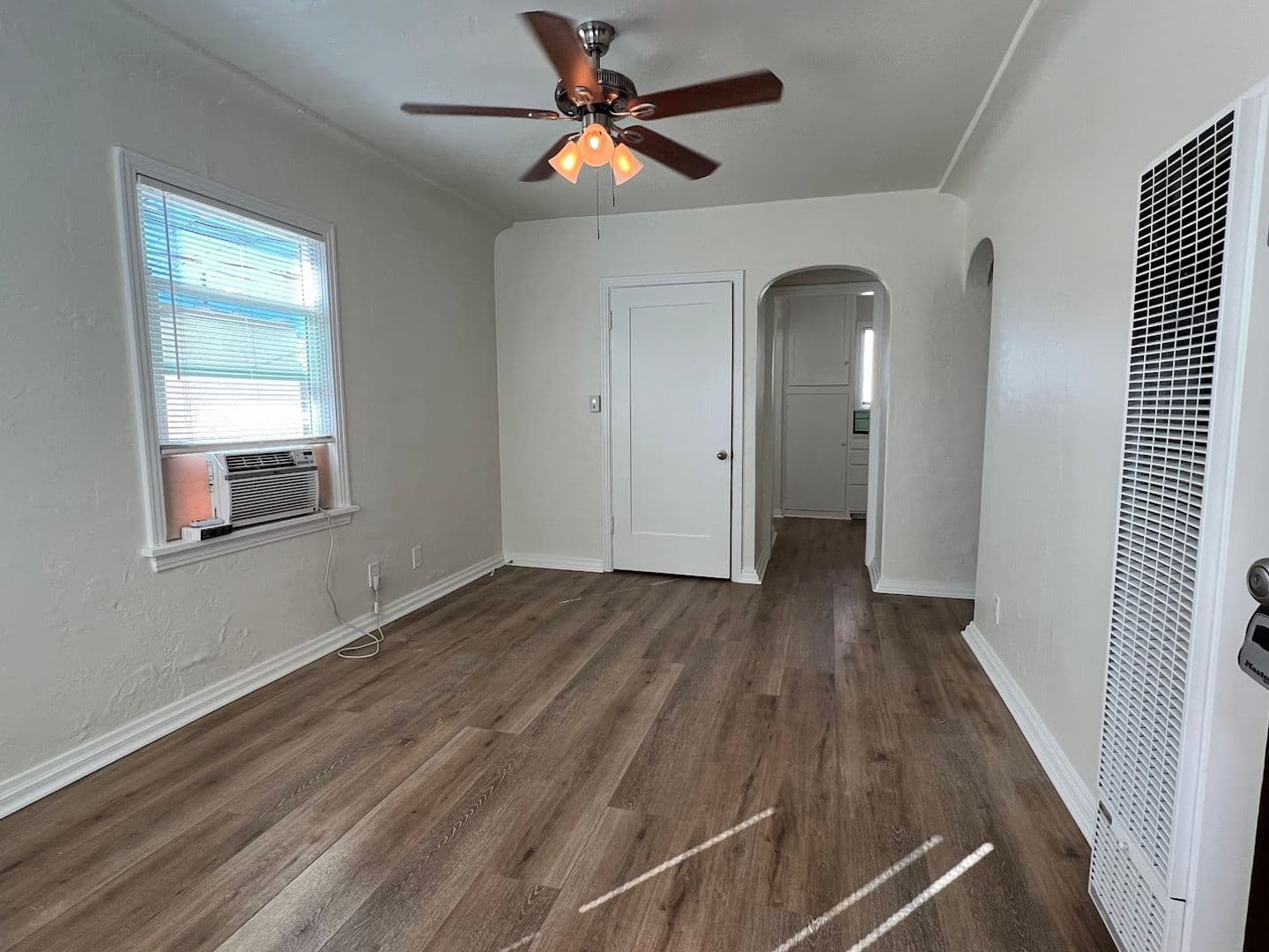 San Pedro Apartment: 1263-1265-1/2 West 8th Street