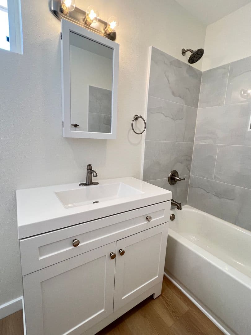 Lomita Apartment: 25326 Oak Street