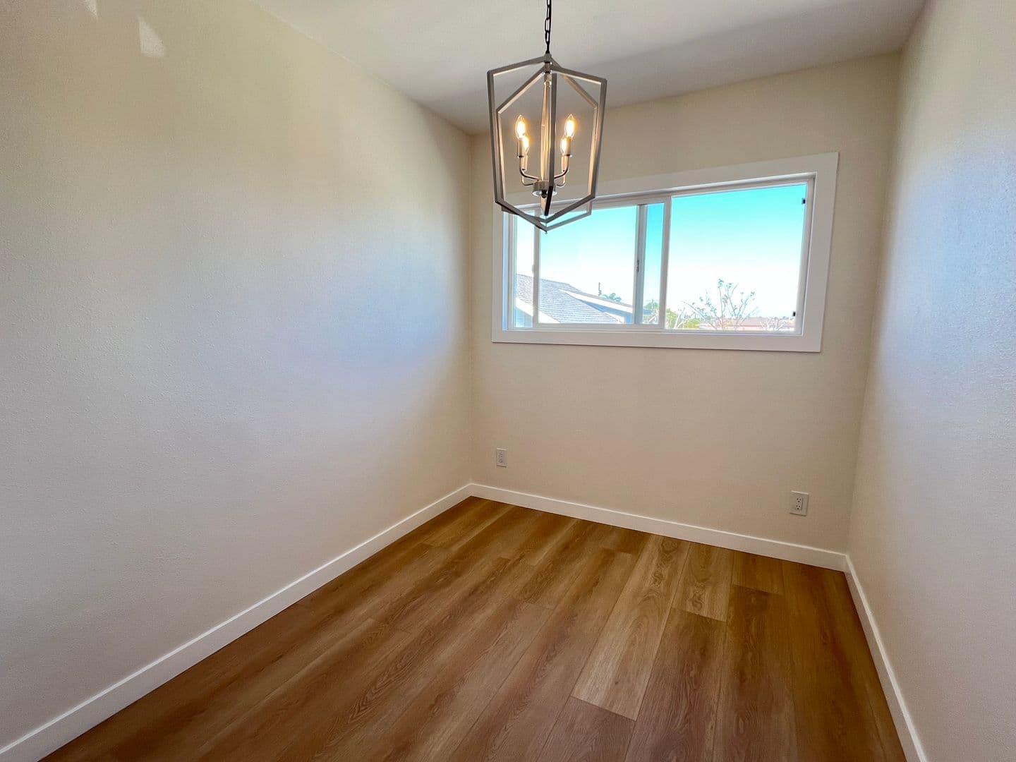 Lomita Apartment: 25326 Oak Street