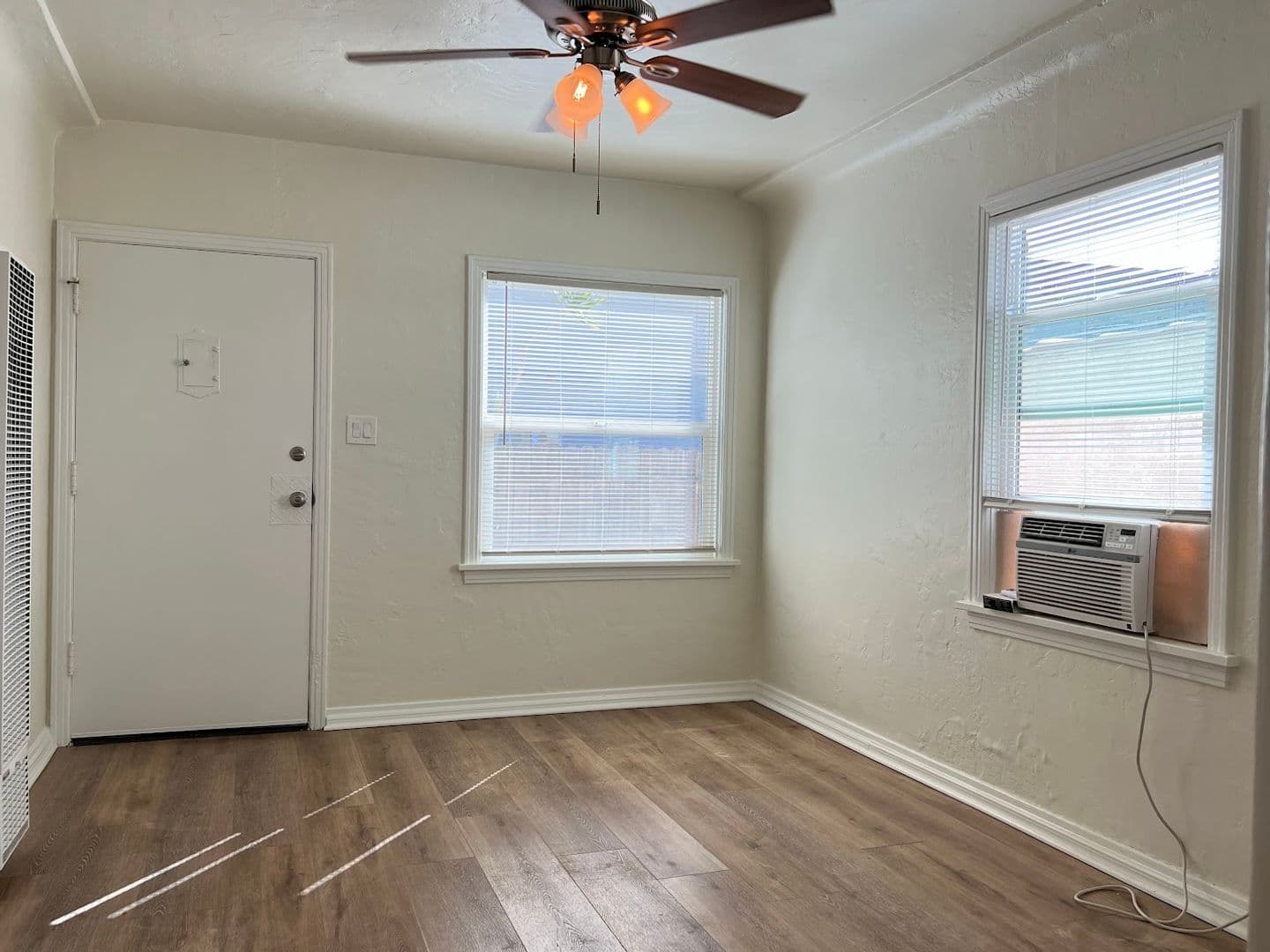 San Pedro Apartment: 1263-1265-1/2 West 8th Street