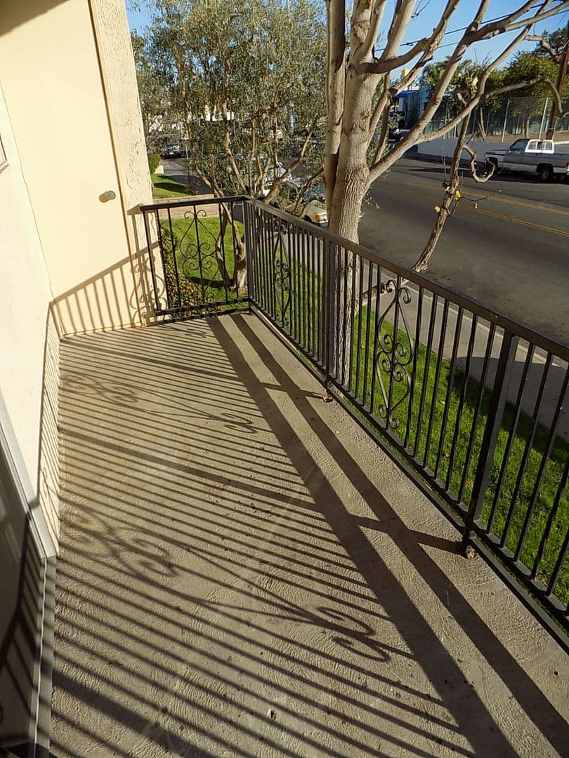 San Pedro Apartment: 732 West 7th Street