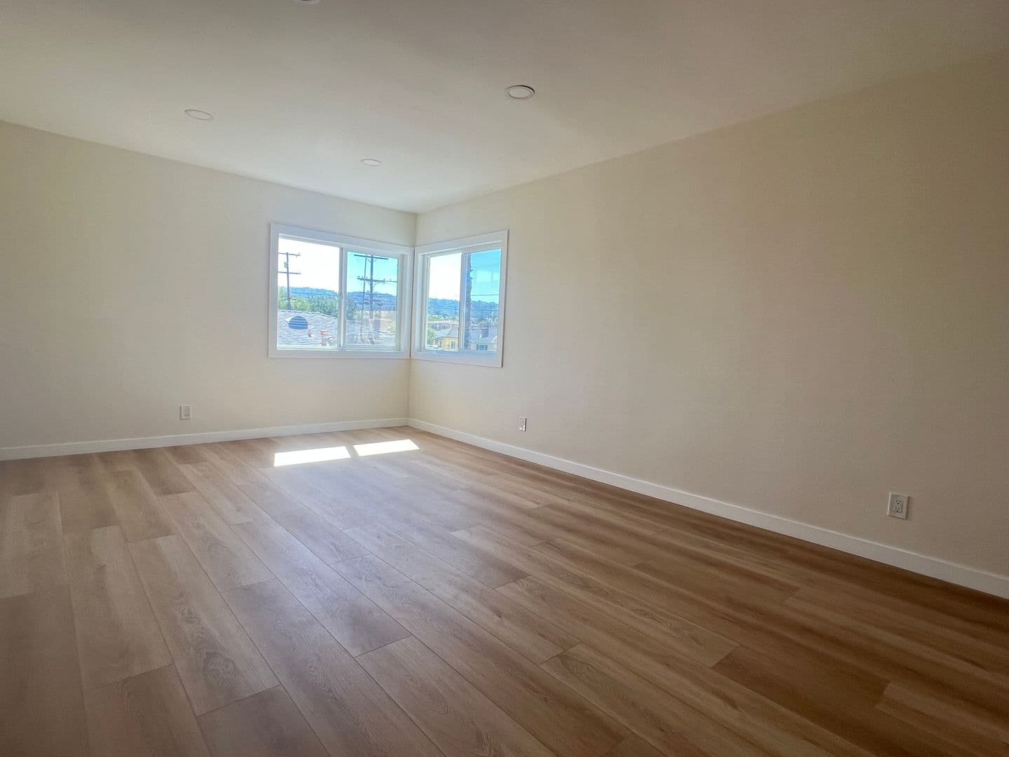 Lomita Apartment: 25326 Oak Street