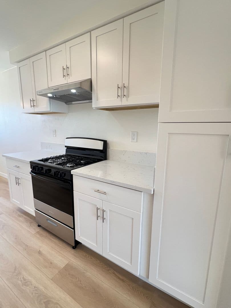 Lomita Apartment: 25326 Oak Street