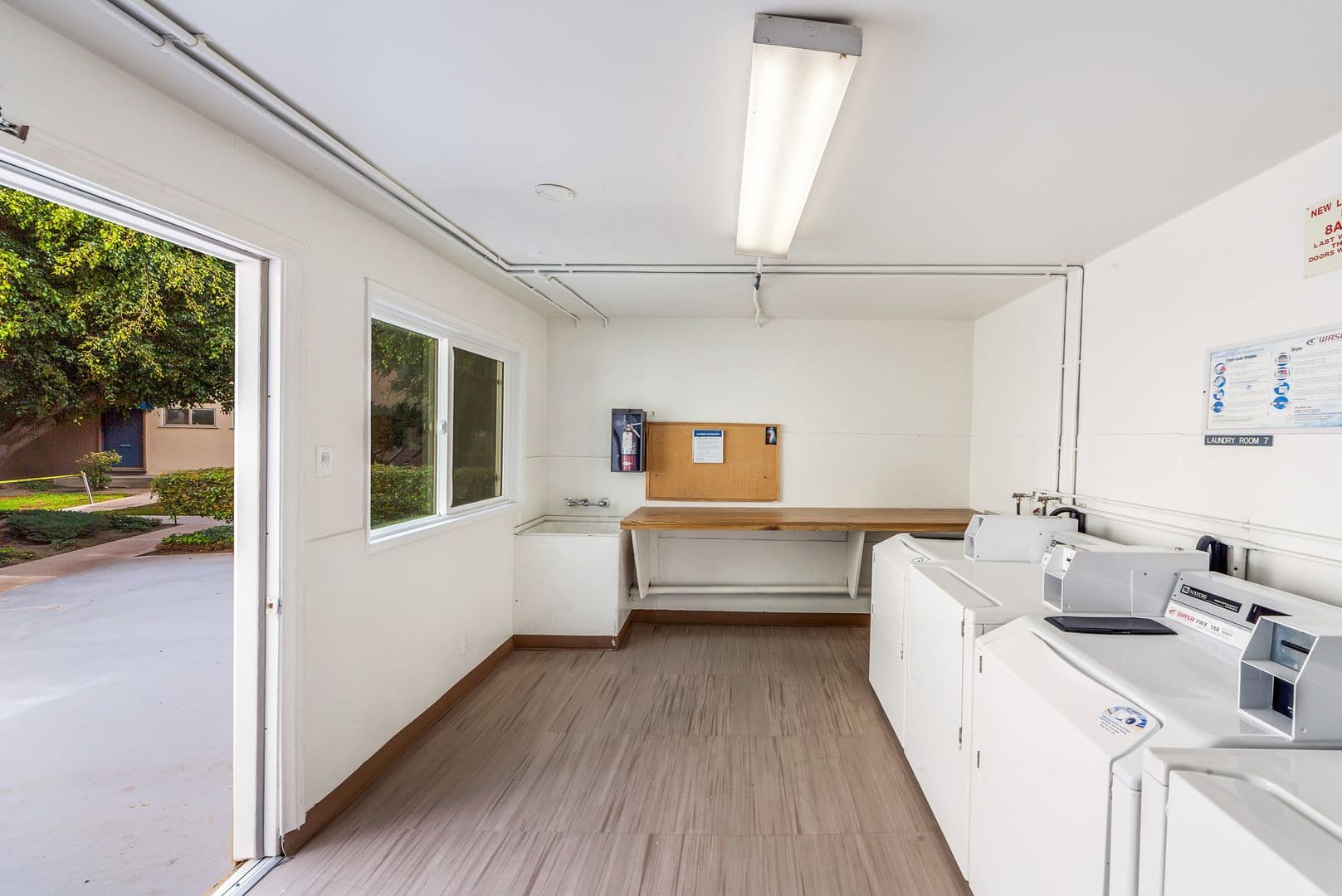 Long Beach Apartment: 4874 E. Los Coyotes Diagonal