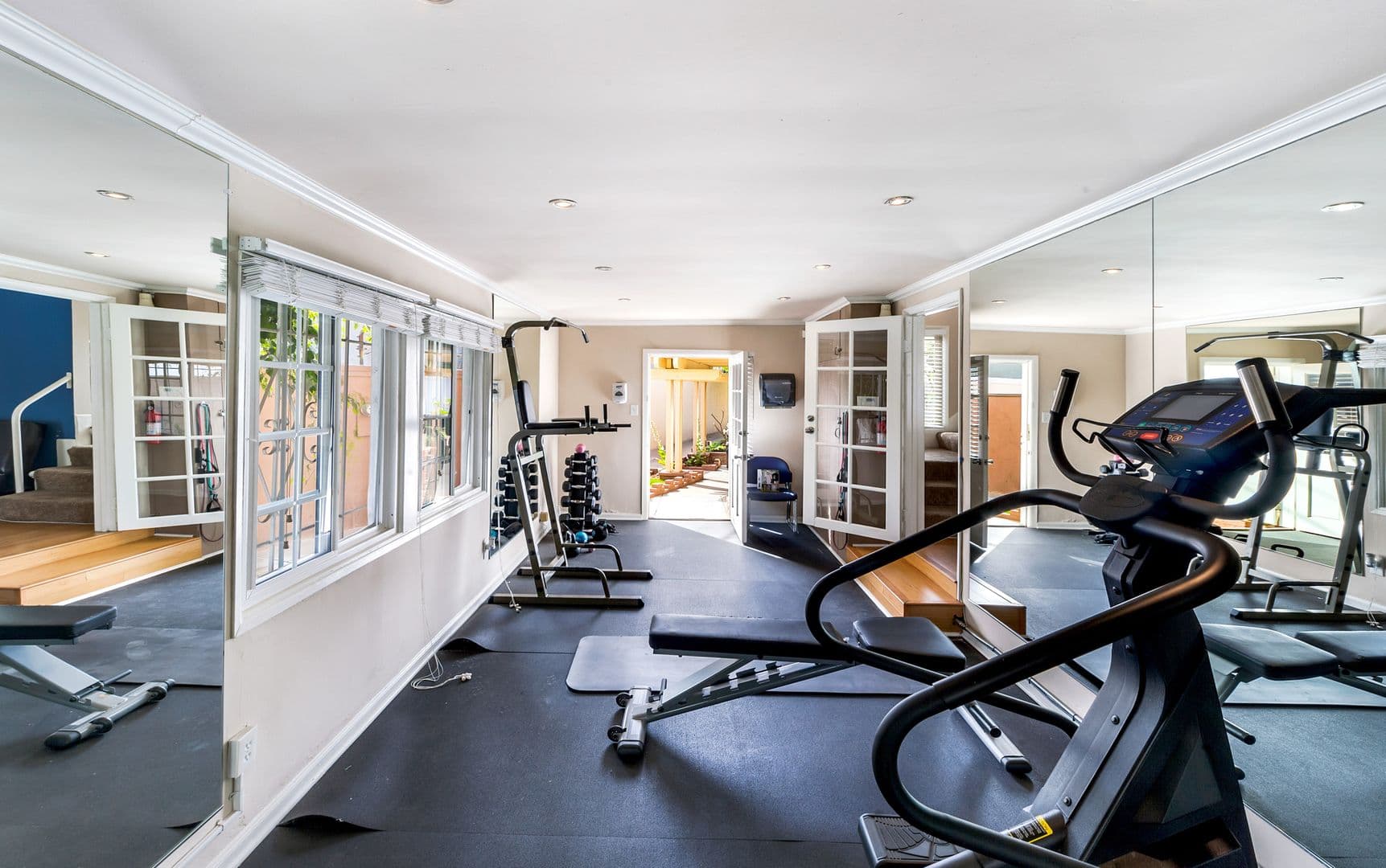 Long Beach Apartment: 4874 E. Los Coyotes Diagonal