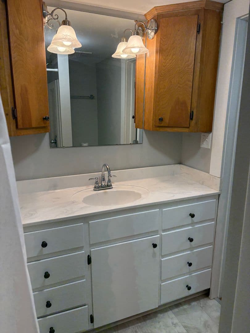 Florence Apartment: 102 W Lelia St