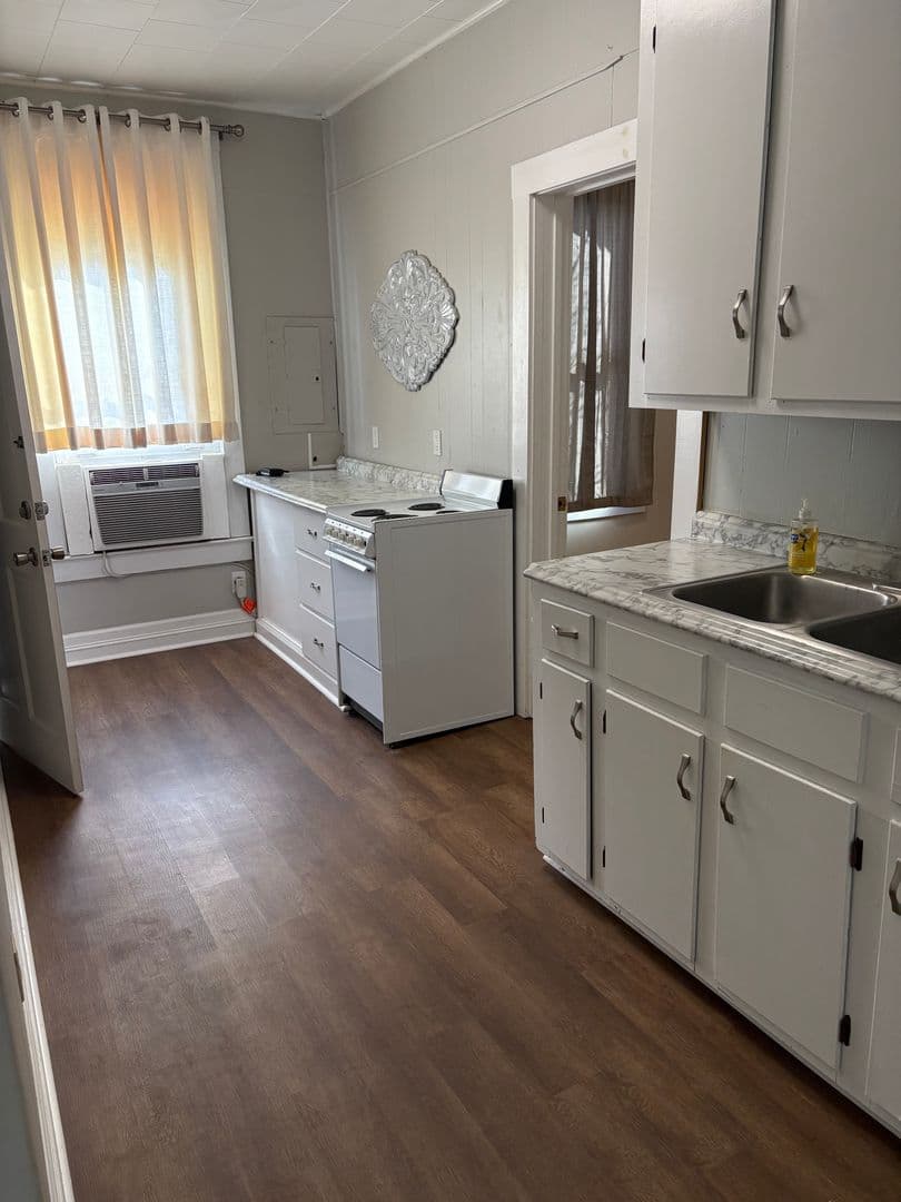 Florence Apartment: 102 W Lelia St