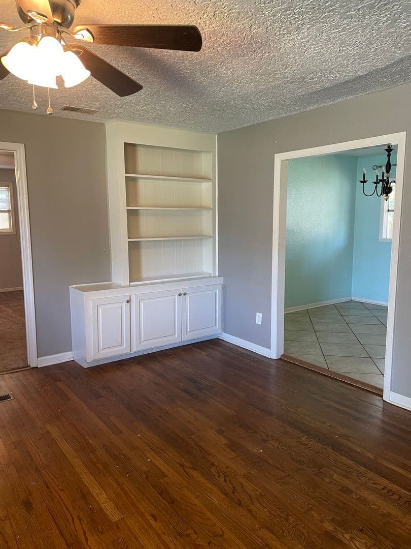 Muscle Shoals House: 1104 Waverly Ave  Muscle Shoals, AL 35661
