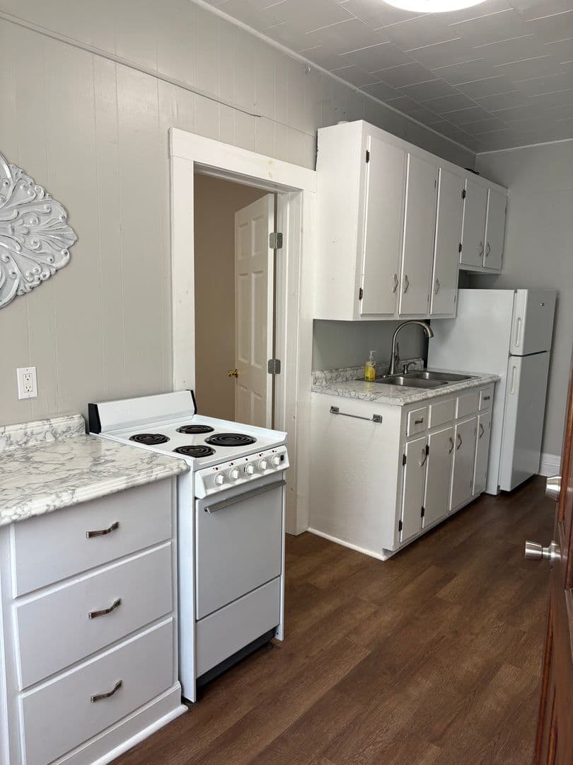 Florence Apartment: 102 W Lelia St