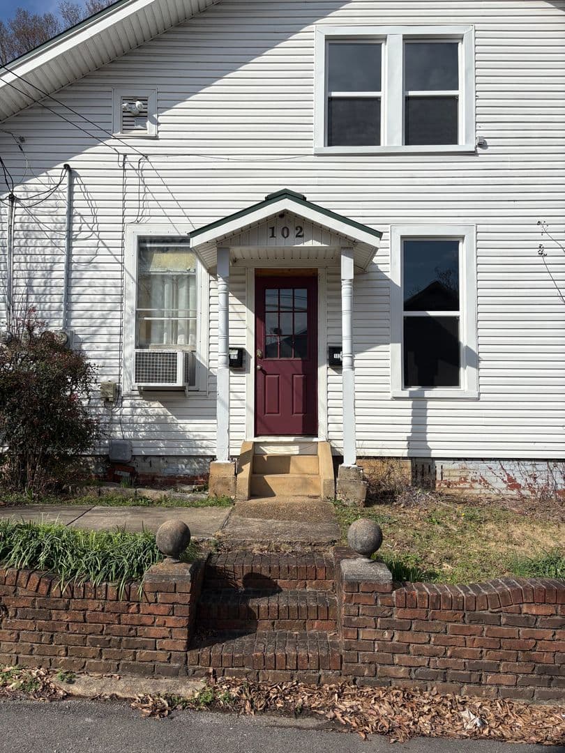 Florence Apartment: 102 W Lelia St