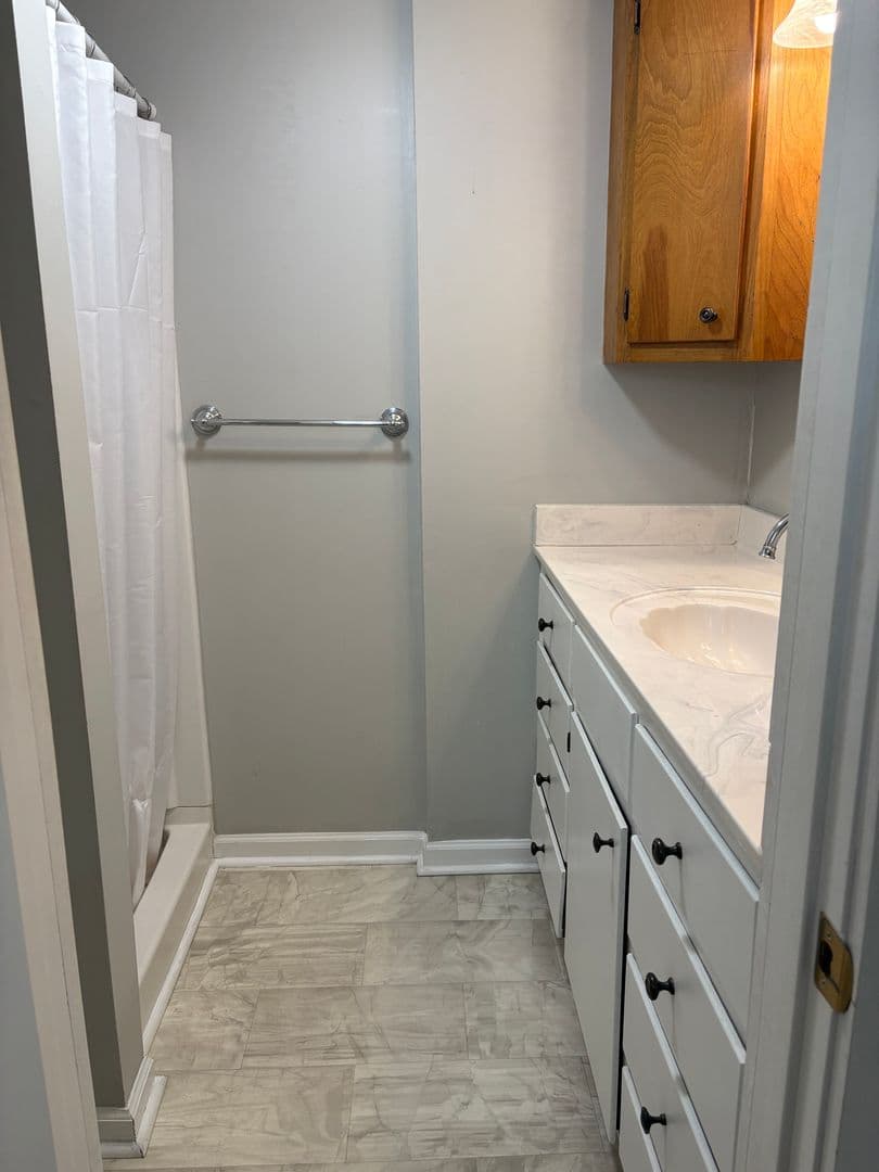 Florence Apartment: 102 W Lelia St