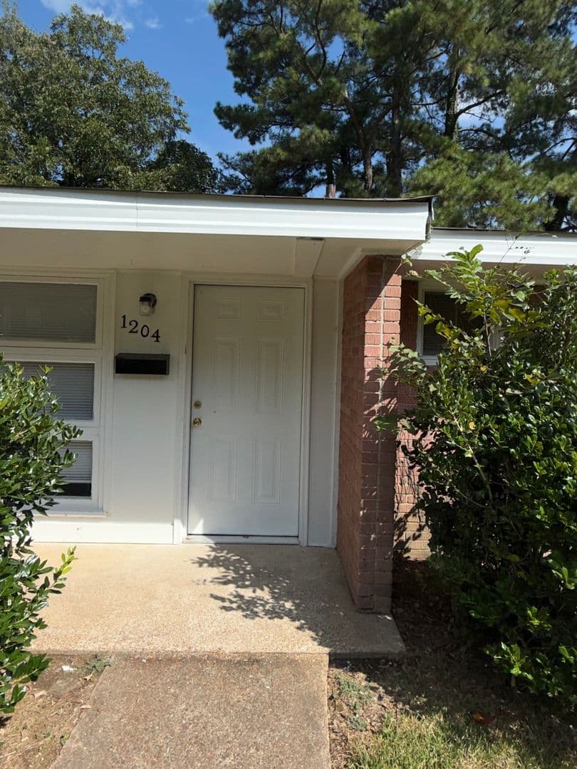 Florence Apartment: 1204 Graham Ave