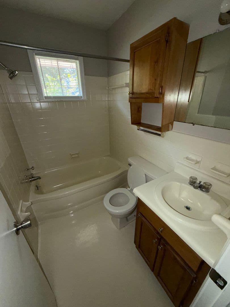 Florence Apartment: 1204 Graham Ave