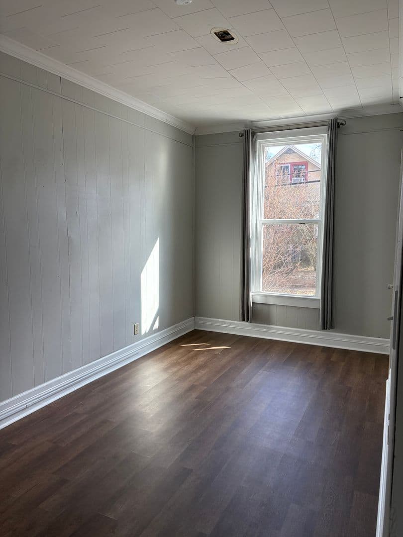 Florence Apartment: 102 W Lelia St