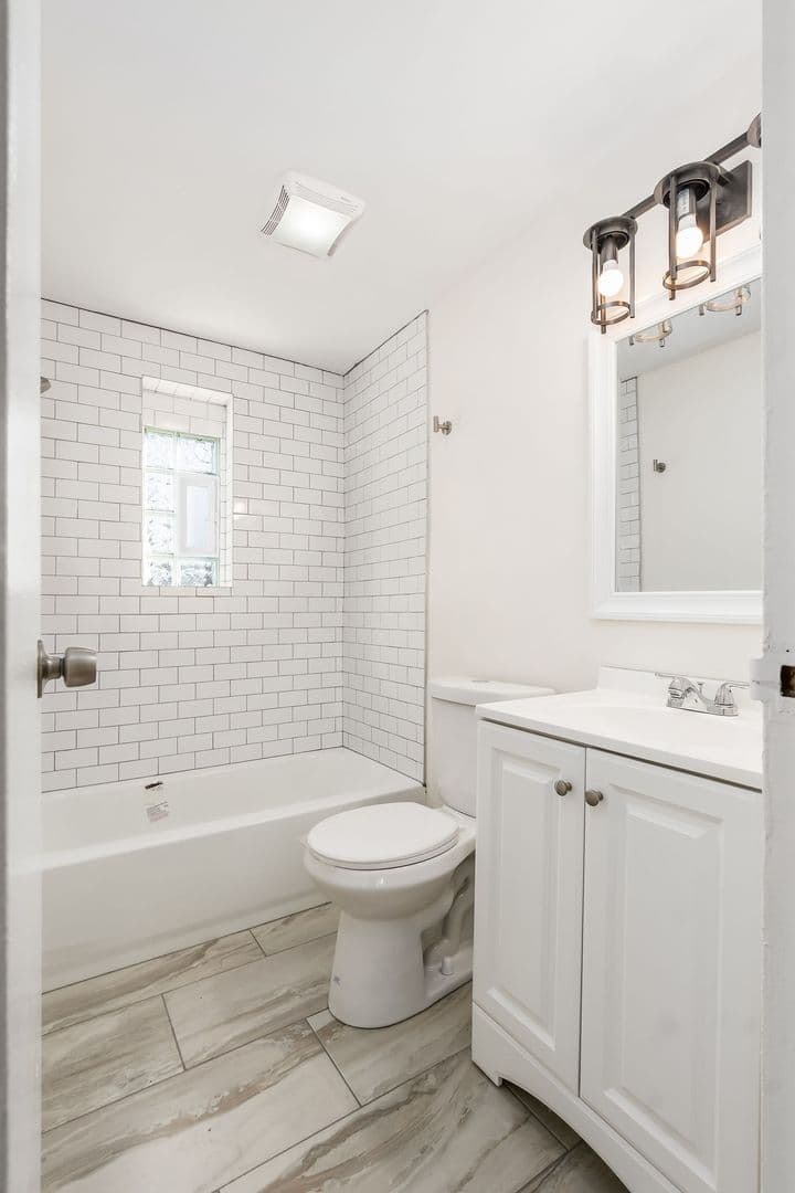 Columbus Apartment: 835 East Mithoff Street