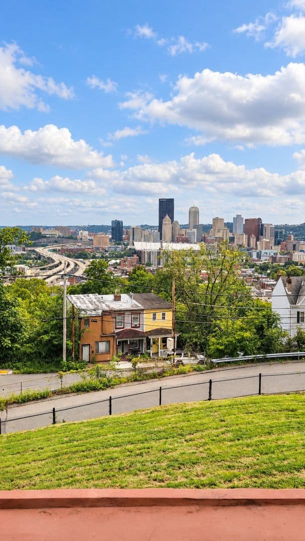 Pittsburgh Apartment: 1516 Warren Street
