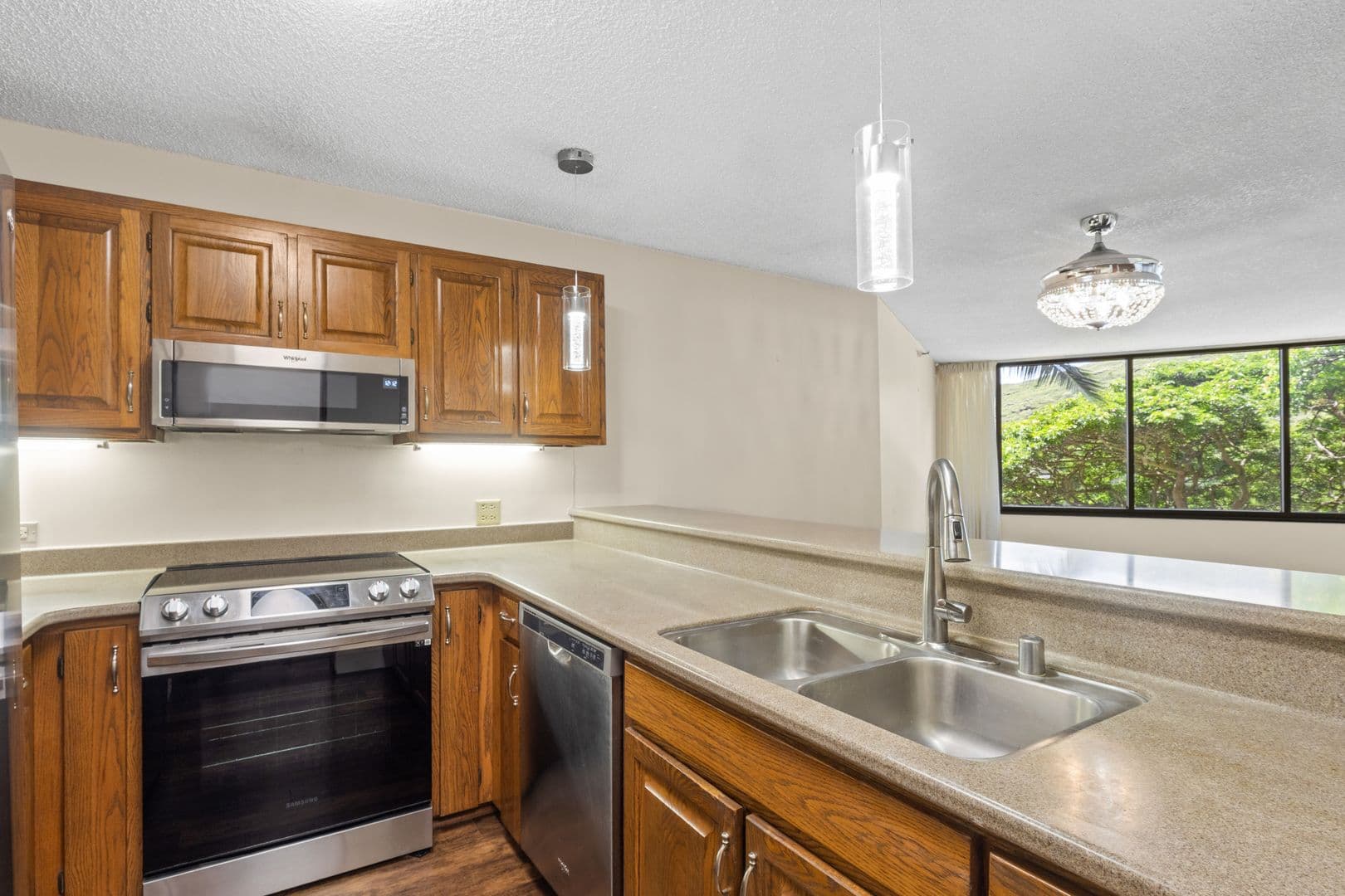Honolulu Condo: 555 Hahaione St
