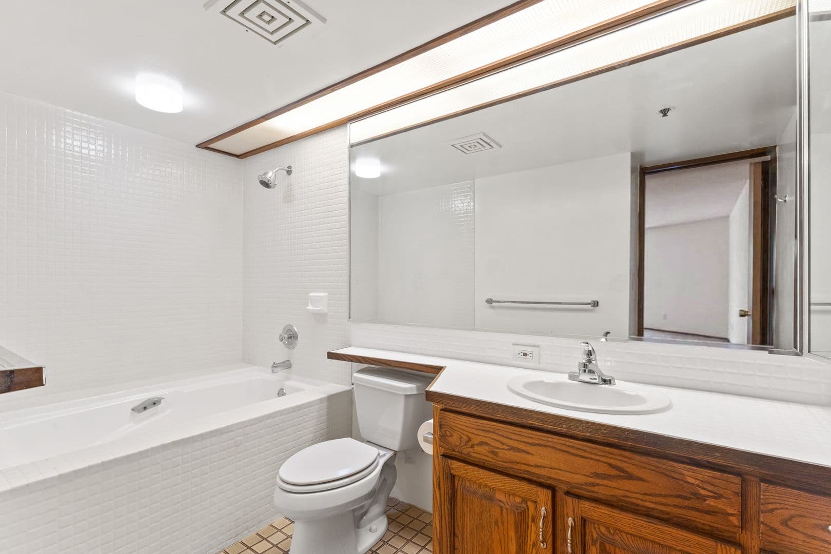 Honolulu Condo: 555 Hahaione St