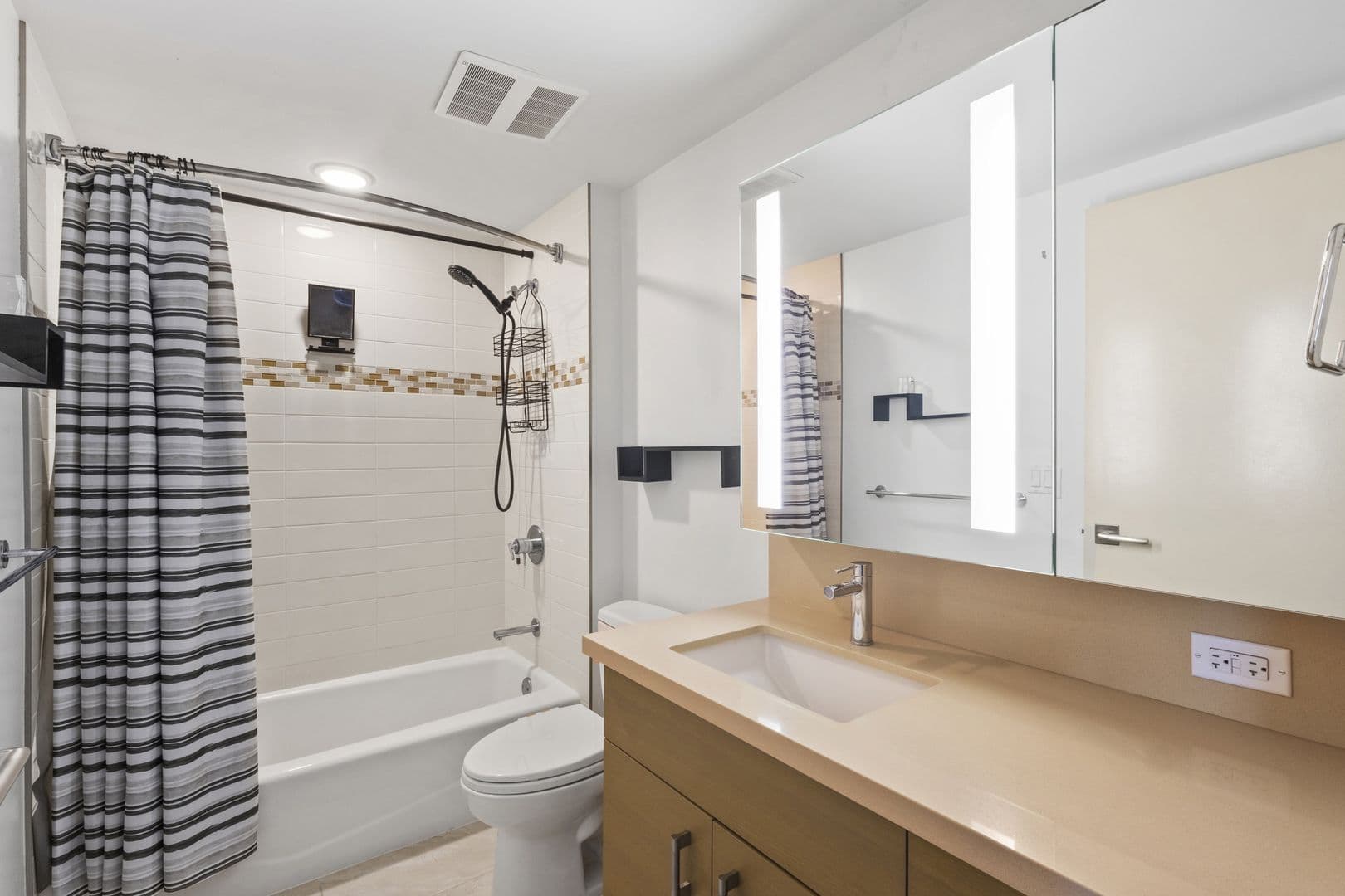 Honolulu Condo: 555 South St. Apt. 2711