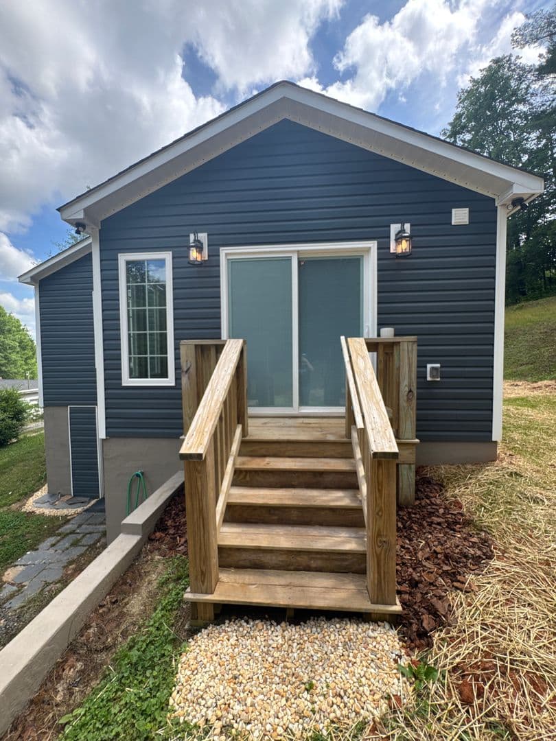 Lenoir House: 2050 Blowing Rock Blvd