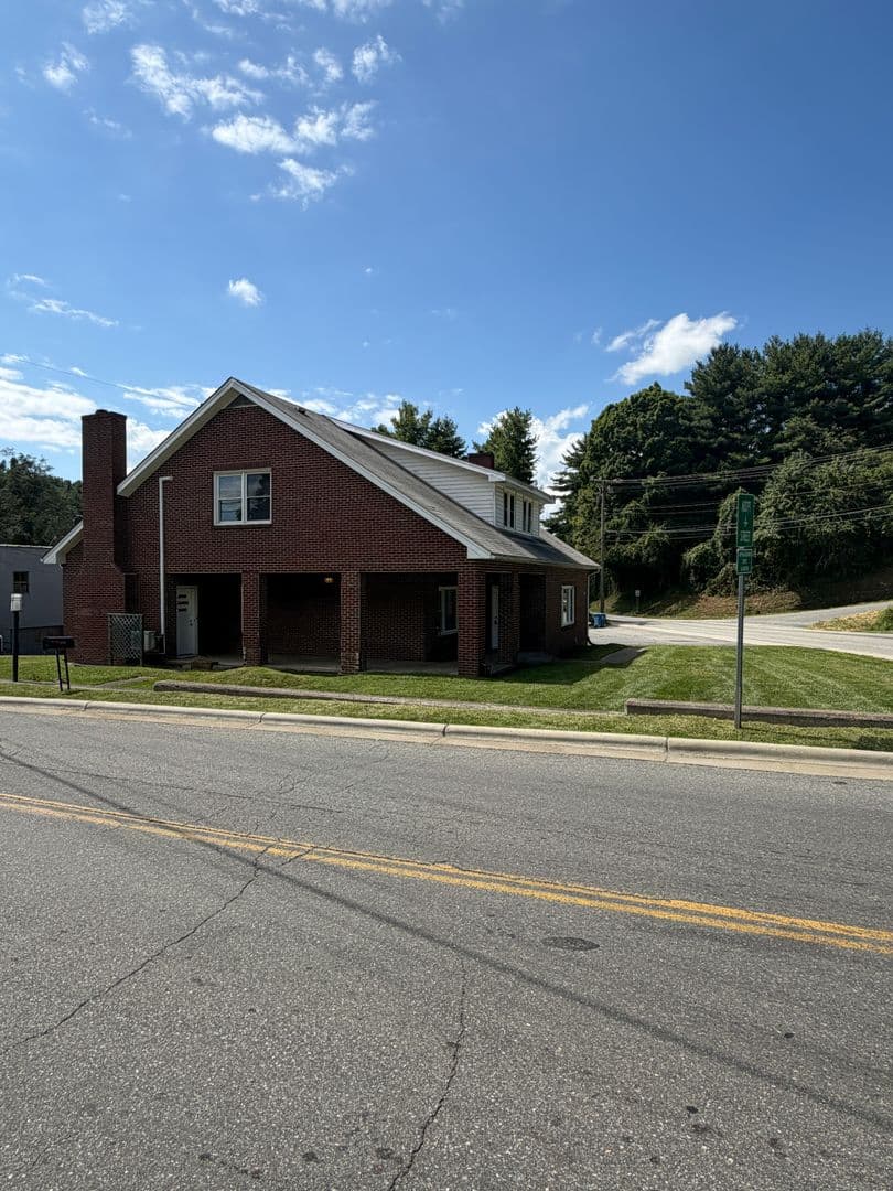 Boone House: 196 Perkinsville Drive