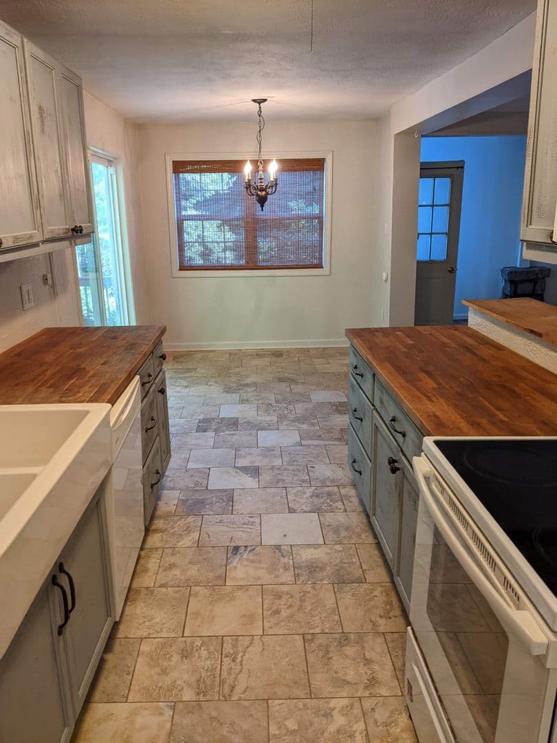Blowing Rock House: 726 Middle Fork Road