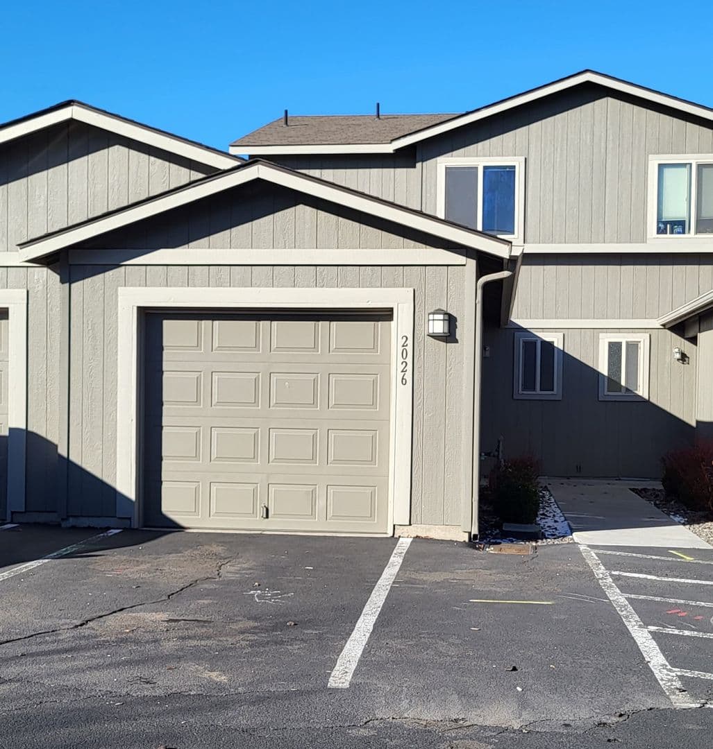 Redmond Townhome: 2012-2038 SW Salmon Ave