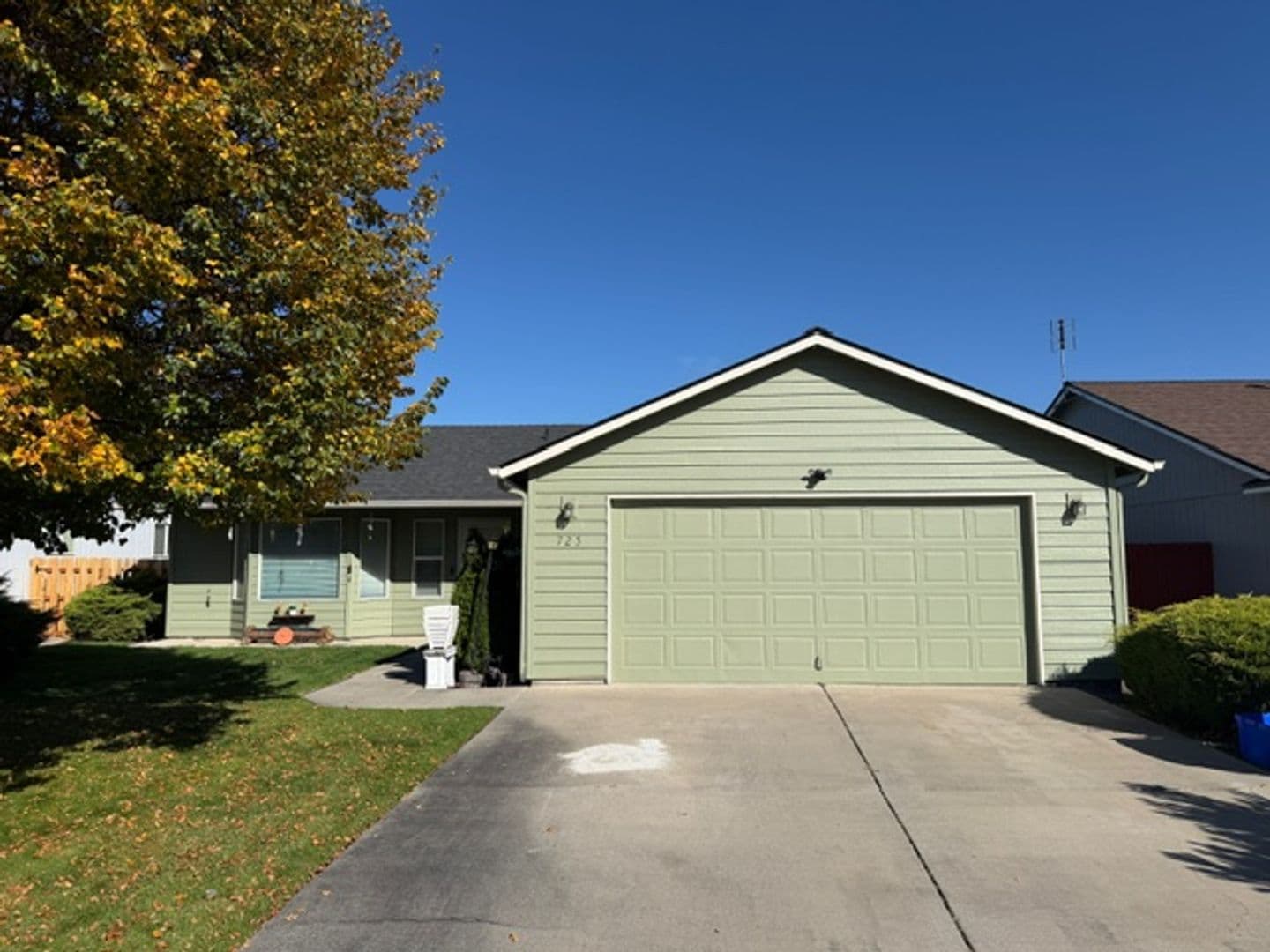 Redmond House: 725 NE Oak Pl.
