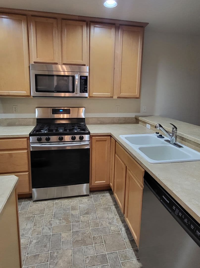 Redmond Townhome: 2012-2038 SW Salmon Ave