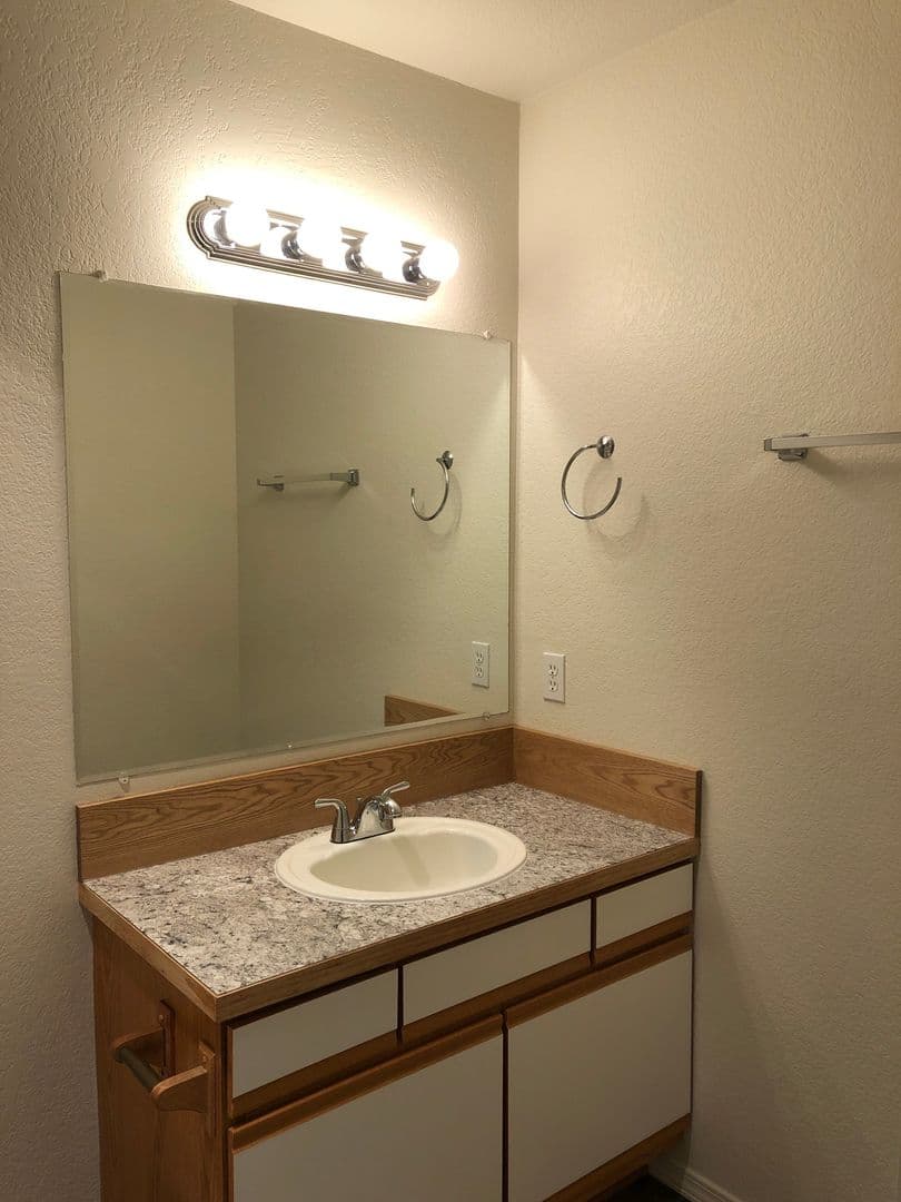 Redmond Townhome: 2002 SW Canyon Dr #7