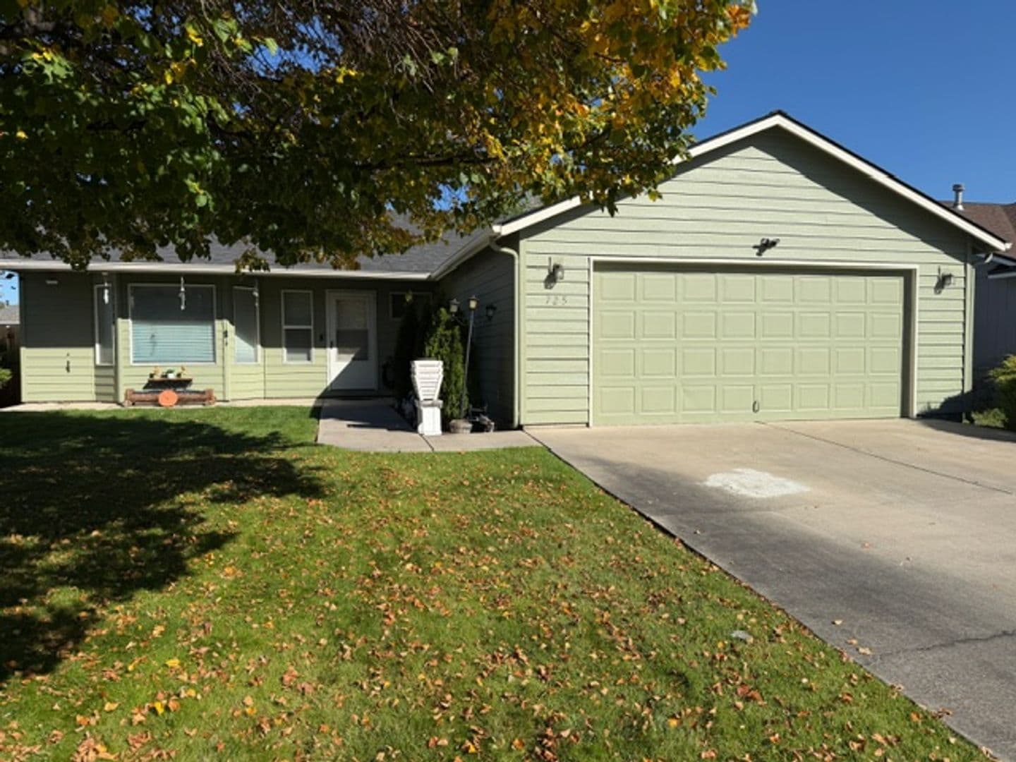 Redmond House: 725 NE Oak Pl.