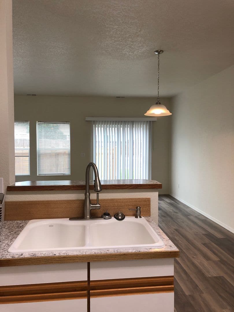 Redmond Townhome: 2002 SW Canyon Dr #7