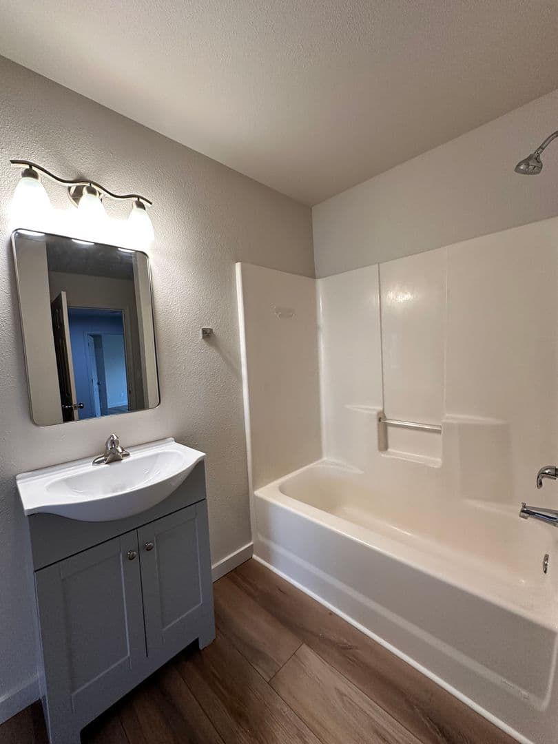 Prineville Apartment: 1000 NW 10th St