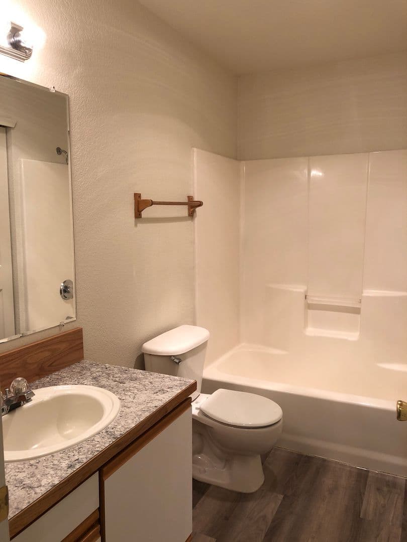 Redmond Townhome: 2002 SW Canyon Dr #7