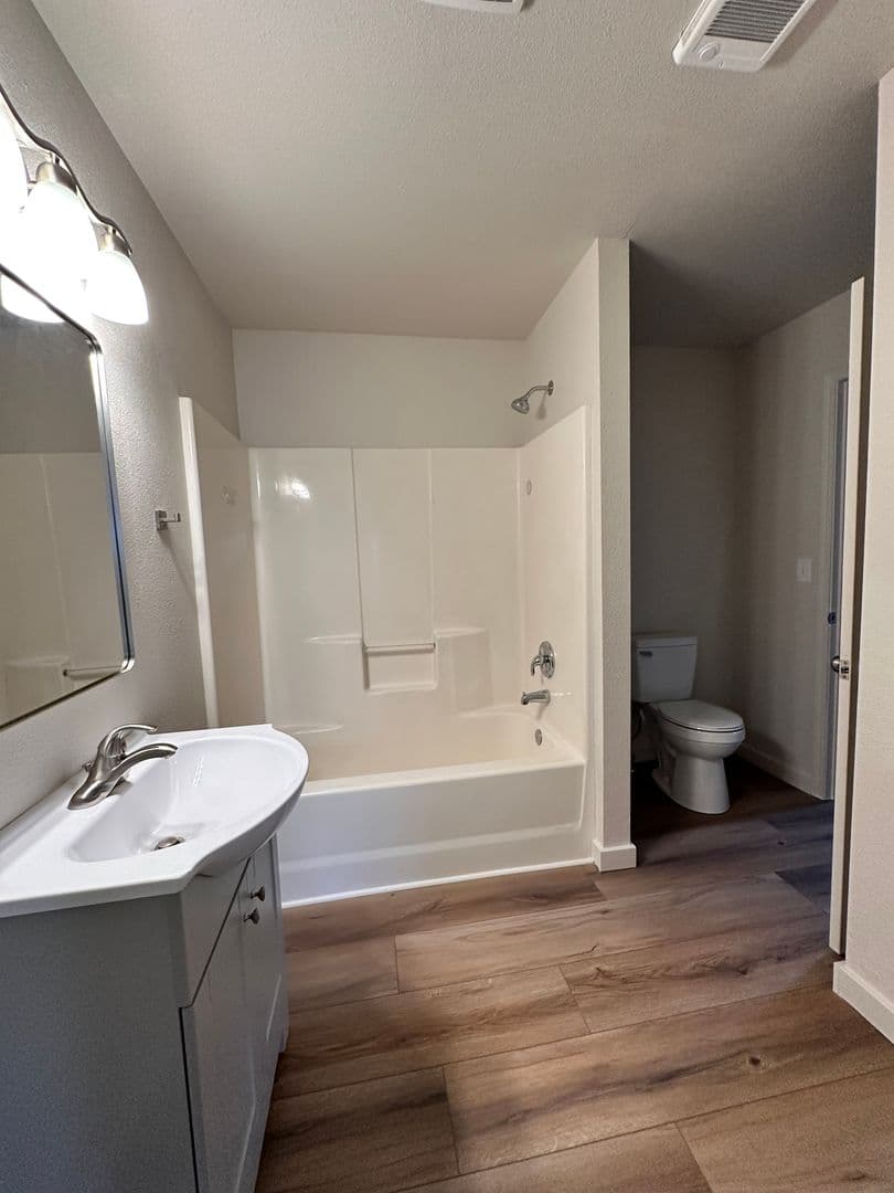 Prineville Apartment: 1000 NW 10th St