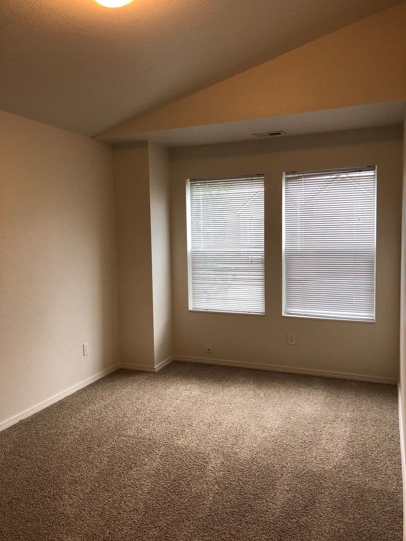 Redmond Townhome: 2002 SW Canyon Dr #7
